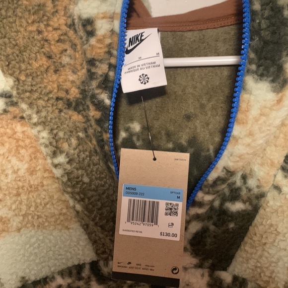 Nike oversized fleece jacket size medium. - Picture 3 of 4